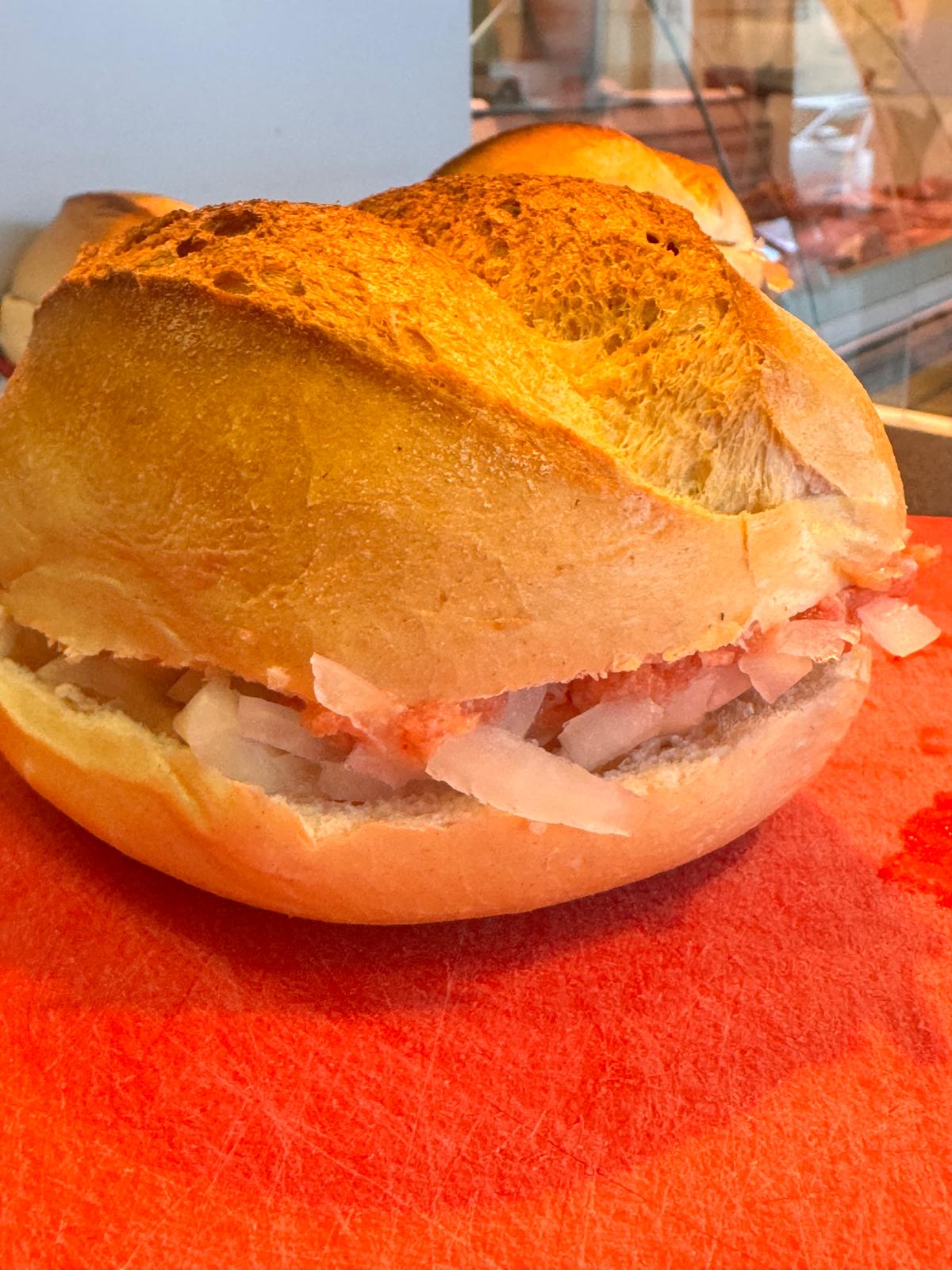 Mettbroetchen mit Zwiebeln